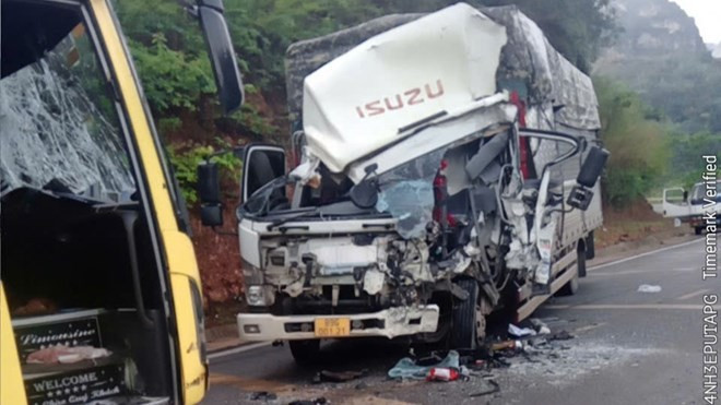 Xe tải biến dạng sau va chạm với xe khách ở Sơn La 