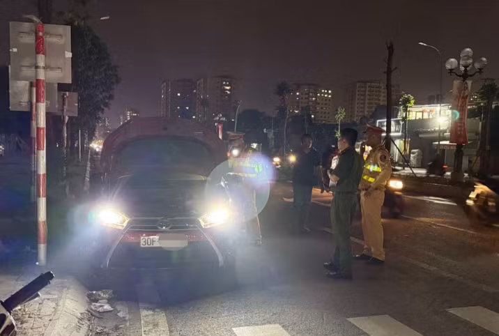 Tìm kiếm tài xế ô tô bốc cháy sau va chạm ở Hà Nội