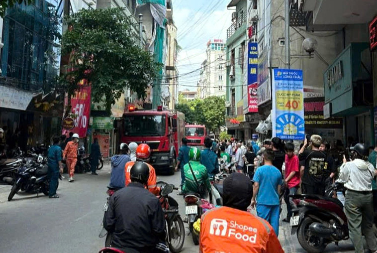 Cháy nhà trên phố ở Hà Nội, nhiều người hoảng loạn bỏ chạy