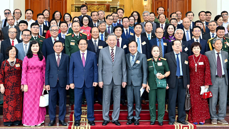 Tổng Bí thư Tô Lâm, Thủ tướng Phạm Minh Chính và các đồng chí lãnh đạo Đảng, Nhà nước với các đại biểu trí thức, nhà khoa học, văn nghệ sĩ. (Ảnh: Báo Nhân Dân)