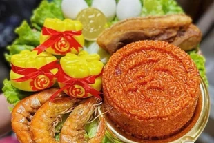 Ngày vía Thần Tài: Mâm cúng tam sên và bánh tạo hình hút khách