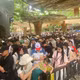 Khách 'chật như nêm' ở Tràng An