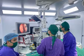 Chảy nước mũi trong kéo dài, hai người trẻ không ngờ rò dịch não tủy qua mũi 