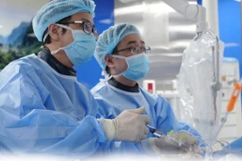 Ngất xỉu trong nhà vệ sinh sân bay, cụ ông người ISRAEL được cứu sống