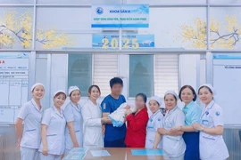 Dấu mốc hiếm gặp trong y văn, bỏ 1 thai lưu cứu sống trẻ trong ca song thai