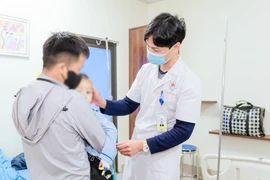 Đau bụng quanh rốn, bé 3 tuổi ung thư tinh hoàn, di căn gan, phổi