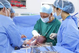 Bé trai chào đời khỏe mạnh sau ca can thiệp tim bào thai thành công 