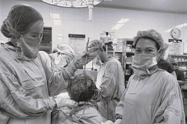 Căng tức, nặng bụng, cô gái trẻ không ngờ u xơ tử cung kích thước khủng