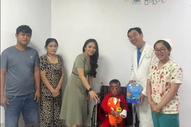 Hành trình 96 ngày điều trị cho trẻ 5 tuổi bị cha đốt xăng bỏng 80%