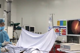 Nam sinh 16 tuổi tò mò đưa dây sạc điện thoại vào niệu đạo 