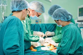 Chuyên gia quốc tế điều trị co cứng cơ cho trẻ bại não tại Việt Nam