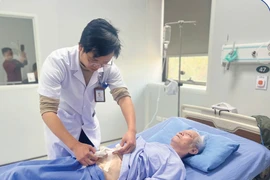 Cụ ông 85 tuổi suýt mất mạng vì táo bón gây vỡ ruột