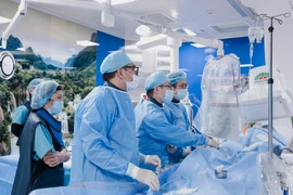 Khôi phục dòng máu nuôi tim cho bệnh nhân bị tái hẹp stent nghiêm trọng