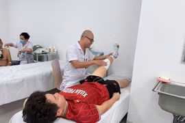 Bật nhảy khi chơi bóng rổ, nam sinh lớp 10 đứt dây chằng chéo trước