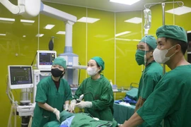 Ù tai kéo dài, trẻ 10 tuổi bị dị vật bít kín ống tai