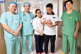 4 tháng giành giật sự sống cho bé sinh non nặng 500g, hồ sơ bệnh án nặng 2kg