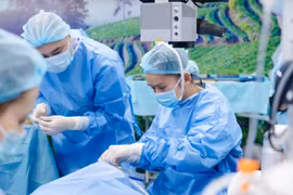 Ca mổ mắt kết hợp 3 kỹ thuật phức tạp phục hồi thị lực cho bệnh nhân 