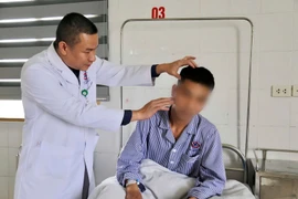 Chàng trai 29 tuổi mang dị vật đầu bút, lò xo gãy suốt 13 năm tại thái dương