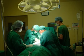 Thang máy kẹp cổ trong lúc làm việc, người đàn ông nguy kịch