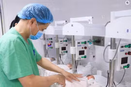 Quyết định then chốt cứu sống song thai chung một bánh rau, hai buồng ối