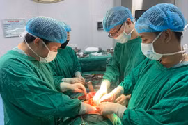 Giành sự sống cho bệnh nhân cận kề cái chết vì nhiều vết thương đâm thấu