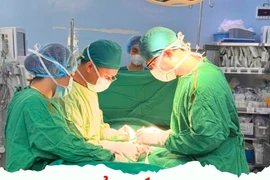 Cậu bé 14 tuổi phải cắt bỏ tinh hoàn vì đau tự uống thuốc