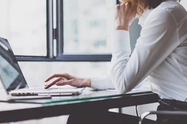 Mẹo chăm sóc da cho người phải làm việc nhiều trước màn hình