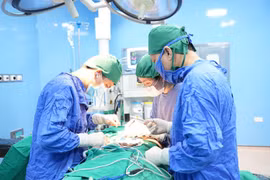 Tạo hình tuyến vú bằng vạt da cơ lưng rộng điều trị triệt căn