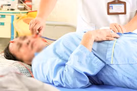 Liệt mặt giữa mùa hè chỉ vì chủ quan bệnh của mùa đông