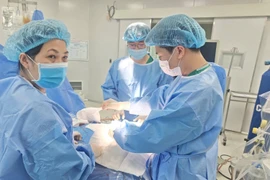 Ngã cầu thang bệnh nhi 2 tuổi dập não, xương rời trong hộp sọ