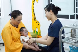 Ho, khò khè, bé gái 4 tháng tuổi mắc vảy cá bẩm sinh, viêm phổi tái diễn