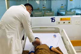 Mệt mỏi, nôn ói 2 trẻ bị ngộ độc hoa sứ