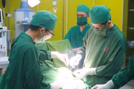 Sưng đau vùng mông không ngờ 2 khối u mỡ khổng lồ