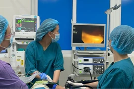 Đau cổ sau ăn cá, trẻ 6 tuổi bị xương cá mắc sau trụ amidan