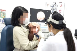 Trẻ sốt, ăn nôn không ngờ ghim tất trong họng