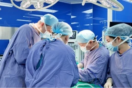 Sốt cao nhiều ngày, cụ bà 95 tuổi nguy kịch do sỏi gây hoại tử túi mật