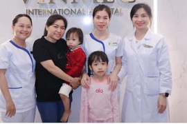 Sốt cao kéo dài đau họng, trẻ bị viêm amidan cấp biến chứng viêm tai giữa mủ