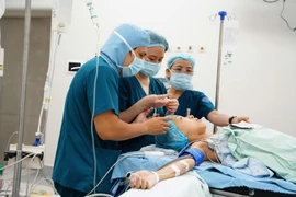 Mẹ hiến thận cứu con 14 tuổi suy thận giai đoạn cuối