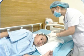 Ngã xe đạp nhẹ, bé 11 tuổi chấn thương sọ não nguy kịch được cứu kịp thời