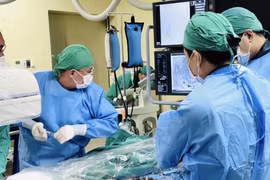 Cứu sản phụ bánh nhau xuyên qua thành tử cung, xâm lấn các cơ quan