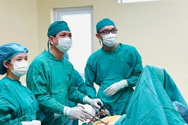 Đau bụng 5 ngày, phát hiện xương cá 3 cm đâm thủng ruột non