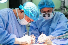 Bế trẻ chơi gần nơi sửa máy tuốt lúa, bàn tay trẻ 8 tháng bị hoại tử