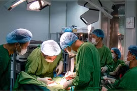 Đau bụng đi khám, người đàn ông phát hiện mắc ung thư đại tràng và phổi