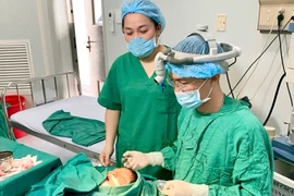 Mũi sưng nề, chảy dịch bé 4 tuổi phải mổ rò sống mũi