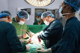 Đi chữa chảy dịch từ vết mổ cũ, cô gái 20 tuổi bất ngờ phát hiện u khổng lồ