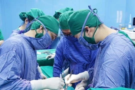 2 người thủng ruột non nguy kịch do dị vật xương nhiễm độc ổ bụng