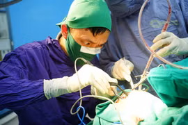 Không đau họng, nuốt nghẹn người bệnh 55 tuổi phát hiện ung thư amidan