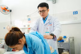 Dáng lưng bất thường cô gái 18 tuổi mổ cong vẹo cột sống 53 độ