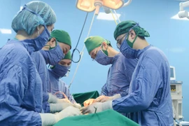 Đau bụng quanh rốn chủ quan khiến viêm phúc mạc do vỡ ung thư nhầy ruột thừa