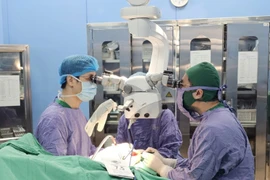 Vi phẫu nối bàn ngón tay gần đứt rời do máy cắt